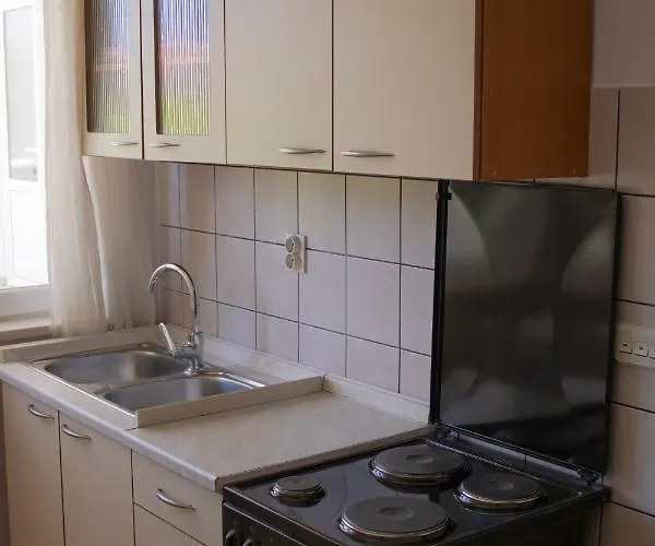 Nikola Skarica 1 * Duće