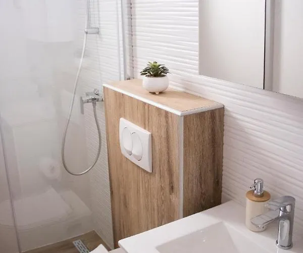 Nikola Skarica 1 * Duće